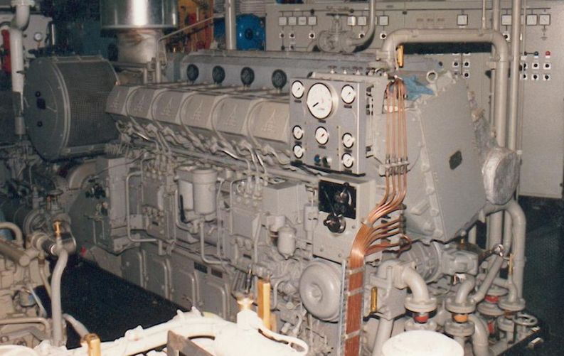 Titelbild: Hier darf der Diesel aus Klärschlamm schon verwendet werden: 6-Zylinder-V-Schiffsmotor von Deutz. Foto: Frila / Wikimedia