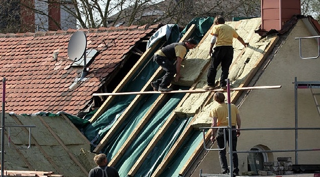Vorschaubild: Dachdecker beim Verlegen von Steinwollematten zur Dachisolierung an einem Altbau. Foto: Armin Kübelbeck / Wikimedia / Linzenz unter CC-BY-SA