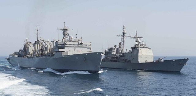 Der Raketenträger USS Normandy und das Versorgungsschiff USNS Arctic im Arabischen Golf. Trotz zunehmender Unabhängigkeit vom Öl der Golfstaaten halten die USA ihr militärisches Engagement dort aufrecht. Foto: navy.mil