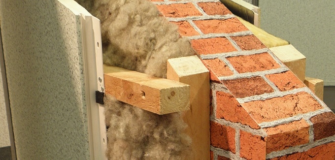 Möglichkeit einer Innendämmung mit Steinwolle und Leichtgbauplatte. Foto: RaBoe / Wikimedia / Lizenz unter CC-BY-SA-3.0