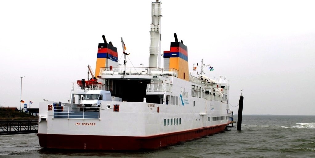 Vorschaubild: Die MS Ostfriesland der AG Ems, das erste LNG-Schiff unter deutscher Flagge,hat am 17.6.2015 in Borkum im Rahmen der Gästefahrt angelegt. Foto: Dr. Karl-Heinz Hochhaus / Wikimedia / unter Lizenz CC BY 3.0