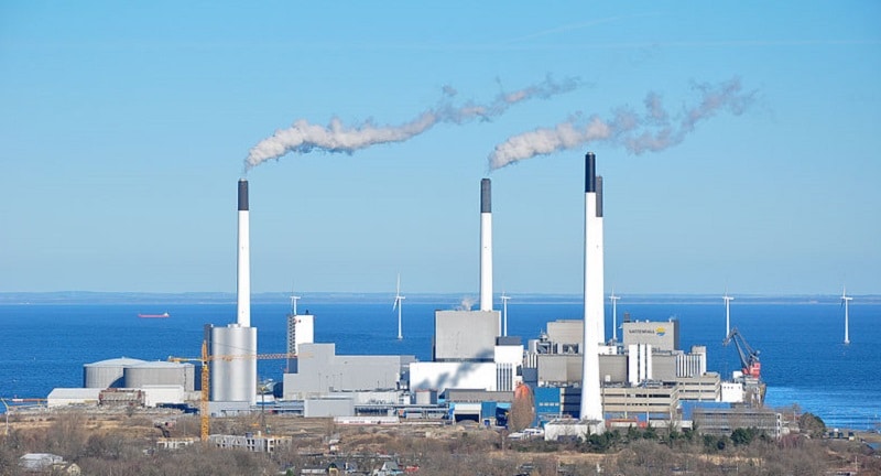 Heizkraftwerk von HOFOR auf der Kopenhagener Insel Amager. Befeuert wird es mit Holz- und Strohpellets sowie zu Teilen mit Kohle. Foto: Bob Collowân / Wikimedia / Lizenz unter CC BY-SA 3.0