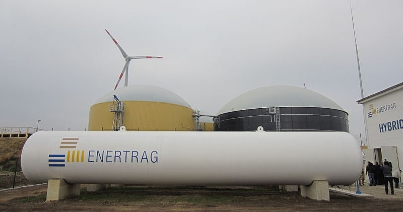 Gasspeicher, Biogasanlage und Windkraftanlage im Hybridkraftwerk Prenzlau. Foto: Hannob / Wikimedia / Lizenz unter CC0