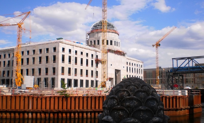 Blick auf das Stadtschloss während der Bauphase. Foto: Szczecinolog / Wikimedia / Lizenz unter CC-BY-SA 4.0