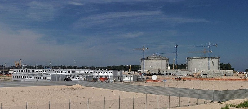 Der im Bau befindliche LNG-Terminal von Świnoujście. Foto: YarluFileBot / Wikimedia / Lizenz unter CC BY-SA 3.0