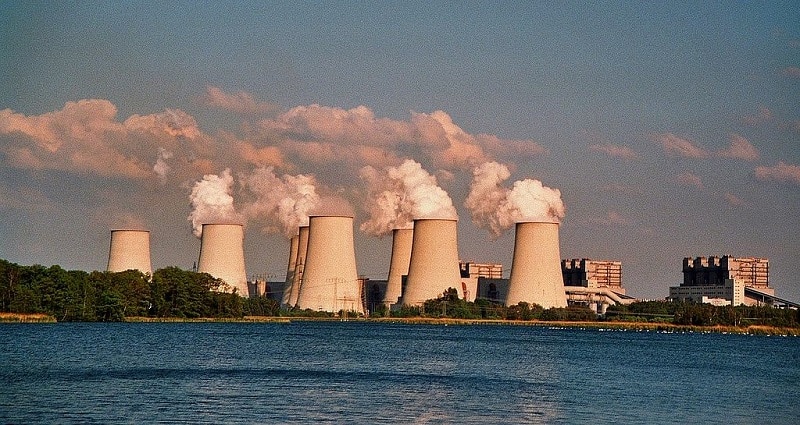 Teile des Kraftwerks Jänschwalde von Vattenfall verbleiben in der unsinnigen Kohlereserve: Foto J.-H. Janßen / Wikimedia / Lizenz unter CC BY-SA 3.0