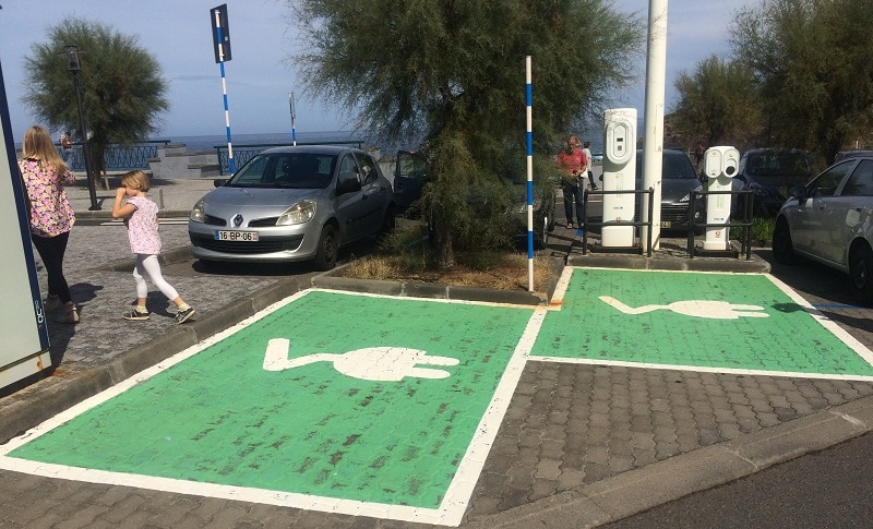 Fern jeder deutschen Ladesäulenverordnung: E-Parkplätze mit Ladesäule auf Madeira. Foto: Urbansky