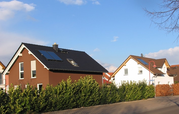 Erneuerbare wie Solarthermie sind im Neubau längst Alltag, im Bestand wollen sie die Grünen zur Pflicht machen. Foto: Urbansky