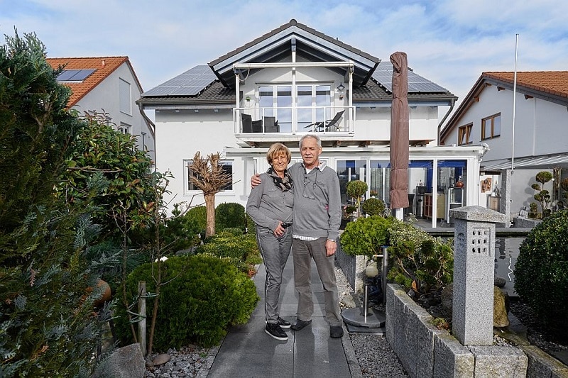 Ehepaar Klys vor ihrem Heim mit dem eigenen Kraftwerk. Foto: Cleantech Media