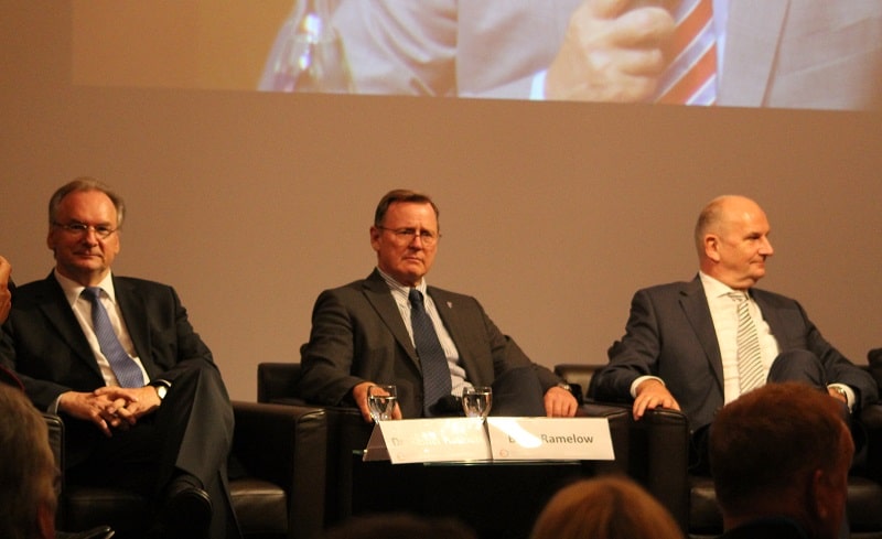 Drei Stühle, zwei Meinungen zur Energiewende: Die Ministerpräsidenten Reiner Haselhoff, Bodo Ramelow und Dietmar Woidke (von links). Foto: Urbansky
