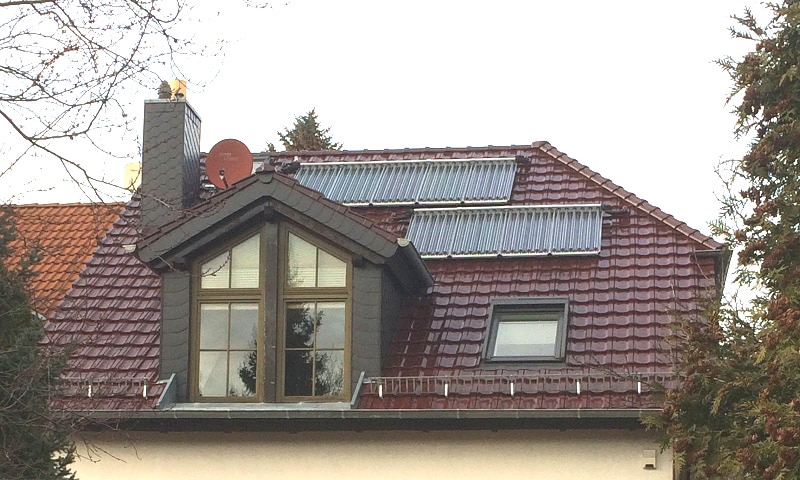 Im Falle einer umfassenden energetischen Sanierung mit Erneuerung des Daches lohnt sich eine Solarthermieanlage, wie hier zur Unterstützung des Heizungskreislaufes. Foto: Urbansky EnEV, Heizung, Hybride, Kesseltausch