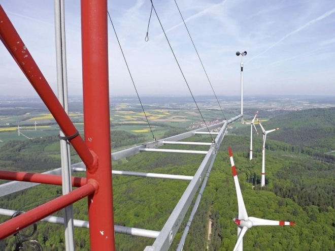 Dank der Daten des Messmastes lassen sich Standorte für Windenergieanlagen im bewaldeten Mittelgebirge besser beurteilen. Foto: Fraunhofer IWES Windkraft, Wald, Bürgerprotest