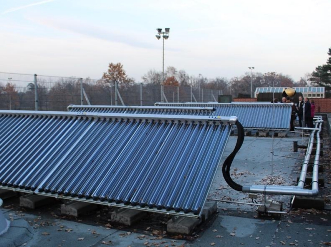 Dafür würde keine CO2-Steuer fällig: große solarthermische Anlage. Foto: Urbansky