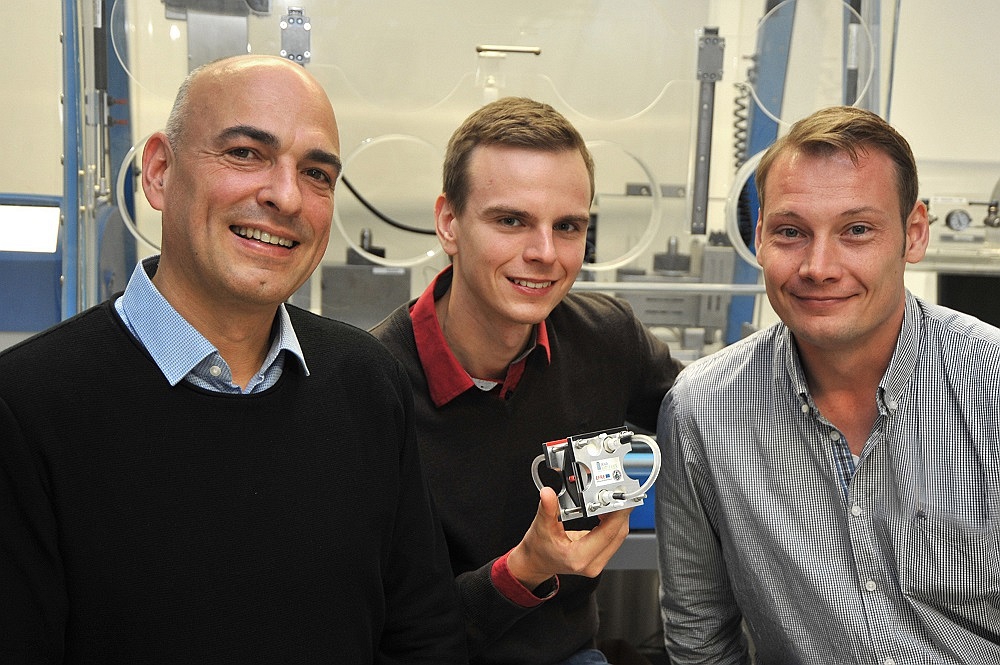 Das Jenaer Forscherteam um Prof. Dr. Ulrich S. Schubert (links), Tobias Janoschka (Mitte) und Dr. Martin Hager entwickelten die polymere Redox-Flow-Batterie. Foto: Anne Günther / Friedrich-Schiller-Universität Jena Speicher, ReduxFlow, Batterie