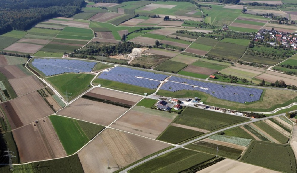 Erneuerbare Energien wie aus dem Solarpark Ulm-Eggingen sollen laut einer aktuellen Studie die Energiekosten in Zukunft stabilisieren, vielleicht sogar senken. Foto: EnBW/Uli Deck
