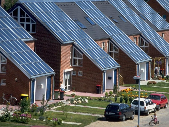 Solarthermie ist im Wohnungsneubau längst Standard. Ein Deckungsgrad von 50 Prozent sollte immer angestrebt werden – auch wie hier bei dieser Anlage in Hamburg zur Heizungsunterstützung. Foto: Wagner Solar