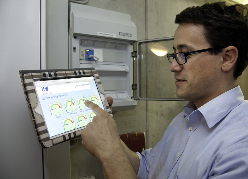 Der Kunde kann die Daten seiner in ein virtuelles Kraftwerk eingebundenen Wärmepumpe jederzeit über das Tablet oder das Handy verfolgen. Foto: BWP
