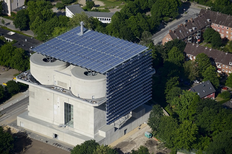 Der Energiebunker in Hamburg ist mit seinen 2.000 Kubikmeter Pufferspeicher, der 3.000 Haushalte mit Wärme versorgen kann, ein Beispiel für die Speicherkomponente in einem hybriden Wärmenetz. Foto: Ritter XL Solar