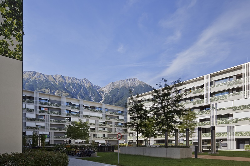 Malerisch vor den Alpen gelegen und energieeffizient: Das Lodenareal der Neuen Heimat Tirol in Innsbruck. Foto: NHT