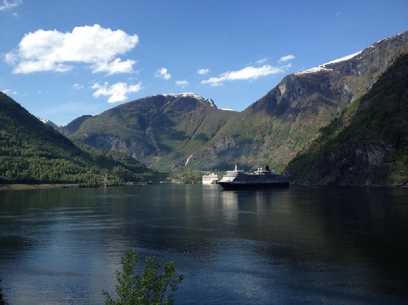 Zwei Kreuzfahrtschiffe in einem norwegischen Fjord. Foto: FeWo-direkt
