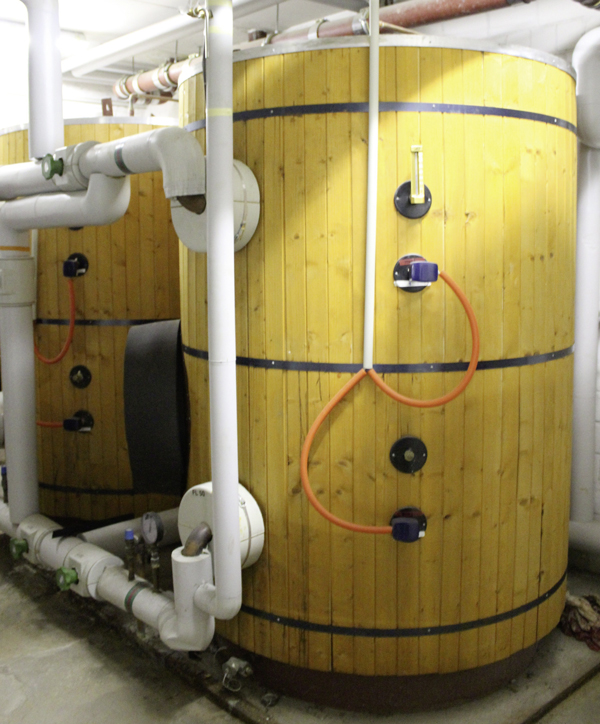 Müssen garantiert regelmäßig auf Legionellen und andere Keime geprüft werden: zwei 2000-l-Speicher einer Großanlage zur Trinkwassererwärmung. Foto: Urbansky