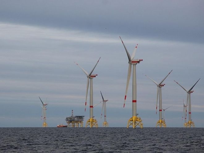 Für den immer höher werdenden Anteil an fluktuierender Energieerzeugung, wie hier Offshore-Windkraft, bedarf es absichernder Mechanismen im Strommarkt, um die Versorgungsicherheit zu gewährleisten. Foto: Urbansky
