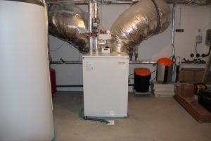 Ungewöhnlich an dem Projekt ist das Aufstellen der Wärmepumpe im Keller. Foto: Urbansky