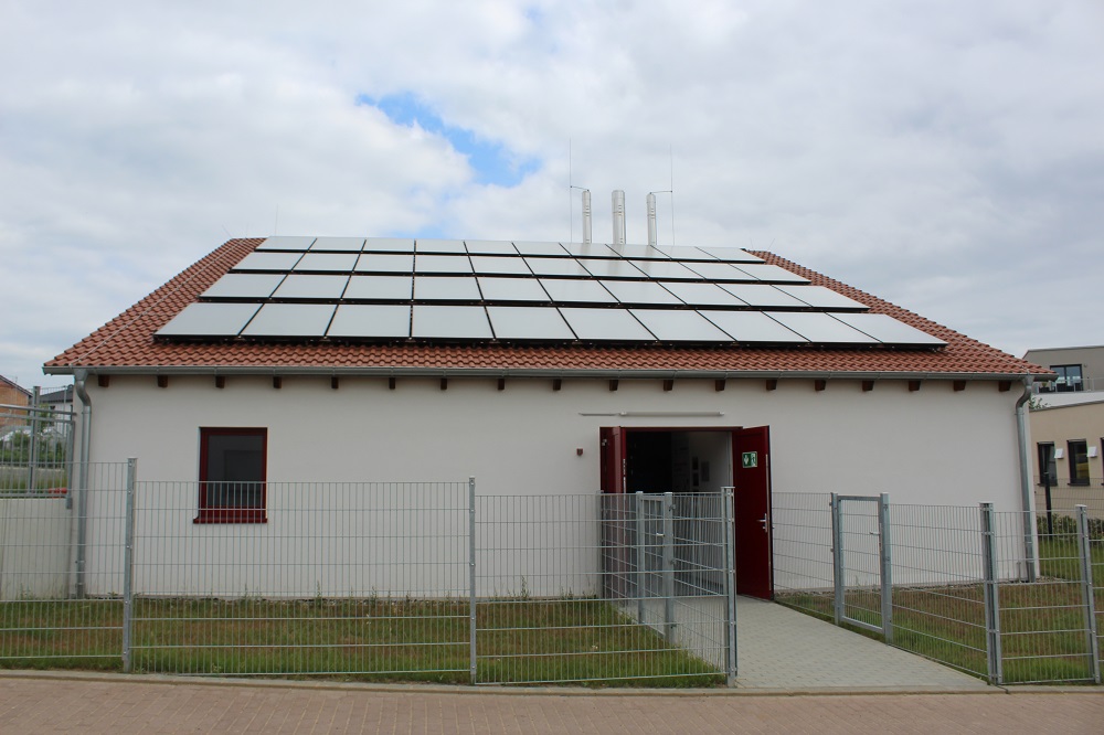 Fenwärmestation mit Solarabsorbern zur Regeneration des Wärmenetzes. Fotos: Urbansky