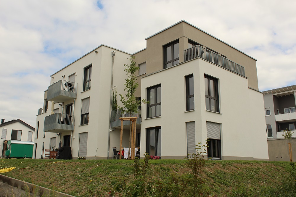 Mehrere dieser Wohngebäude werden in Haßfurt mittels eines kalten Wärmenetzes versorgt. In jedem Gebäude erzeugt eine Wärmepumpe die nötigen Betriebstemperaturen. Foto: Urbansky