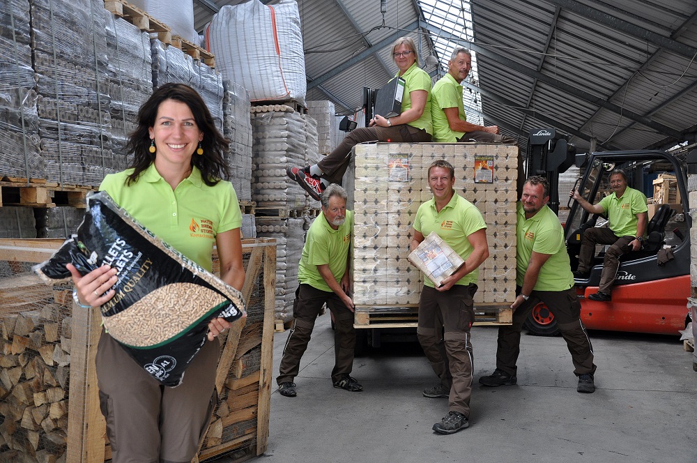 Legt Wert auf gute Lagerung und Nachhaltigkeit: Das Team von Naturbrennstoffe Kretschmann. Foto: Naturbrennstoffe Kretschmann OHG