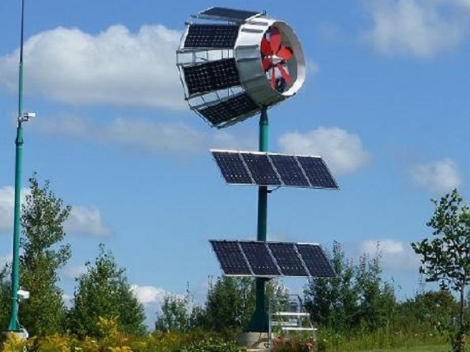 Klein­wind­anlage nutzt Solar­strom für konti­nu­ier­liche Produktion